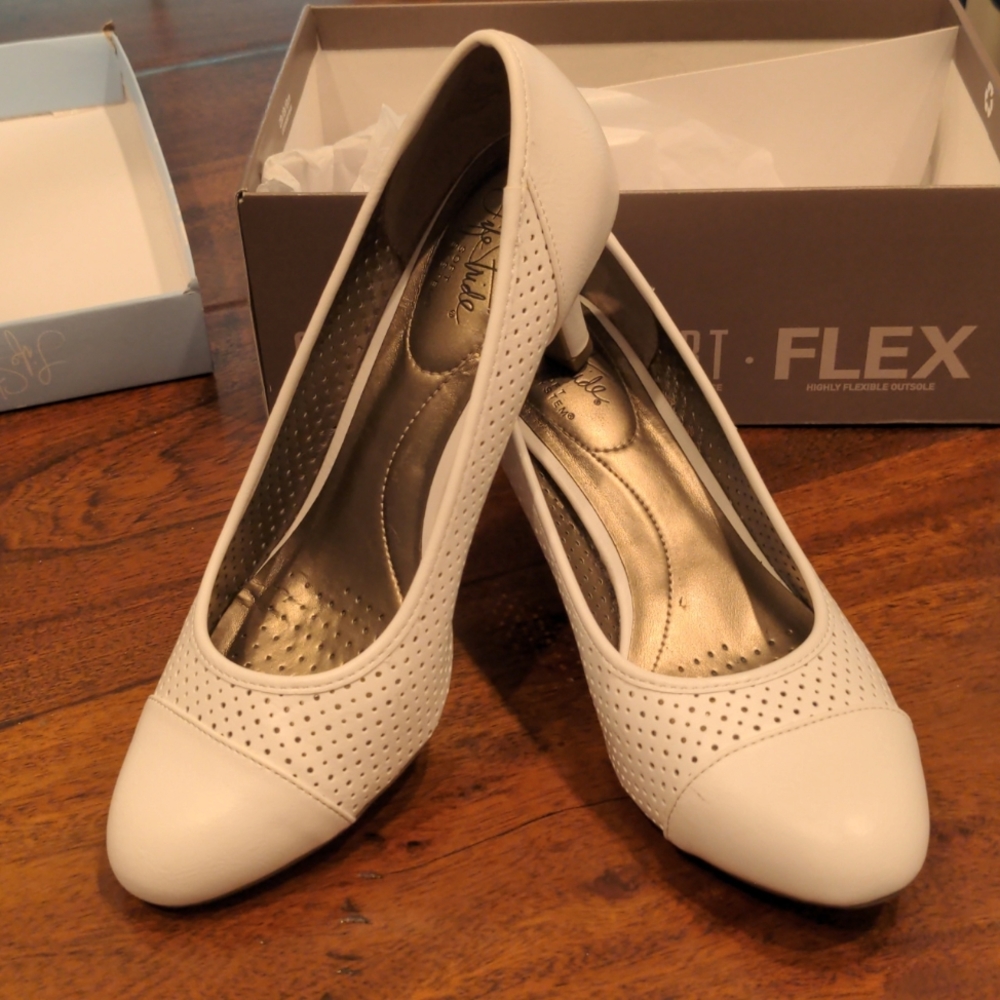 LifeStride White Pumps, size 8.5
